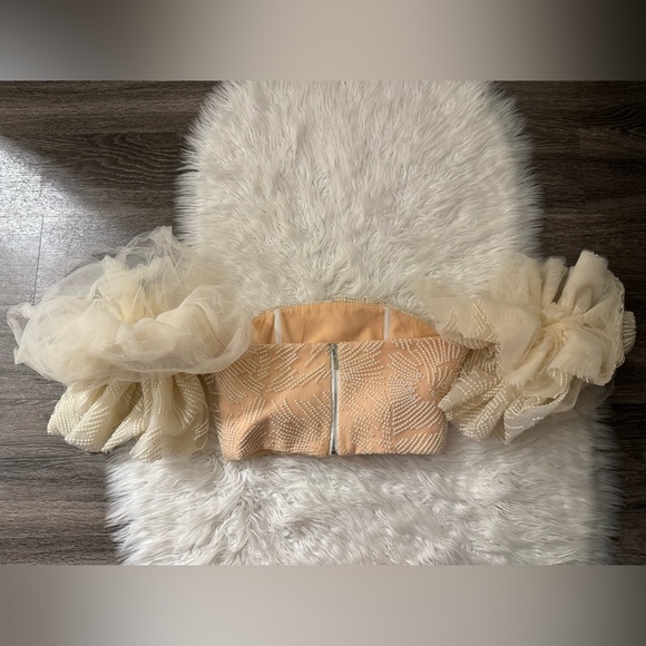 Off the Shoulder Statement top in color cream size small - Picture 3 of 3